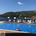 מלון מול החלקה